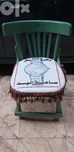 كرسي خشب مغطي بالمشمع 0